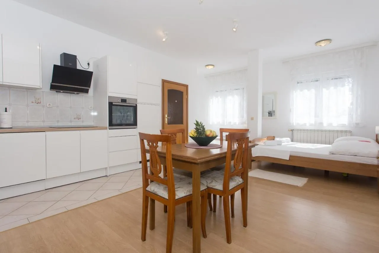 Apartments Villa Japeri Kastela